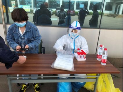 “大白”上門服務(wù)  助力核酸檢測